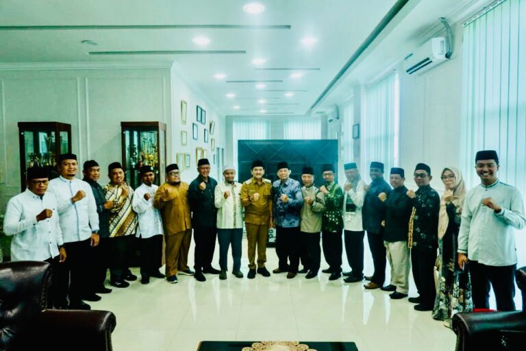 Keterangan Foto : Walikota Tebing Tinggi "diabadikan" bersama Pengurus MUI Tebing Tinggi